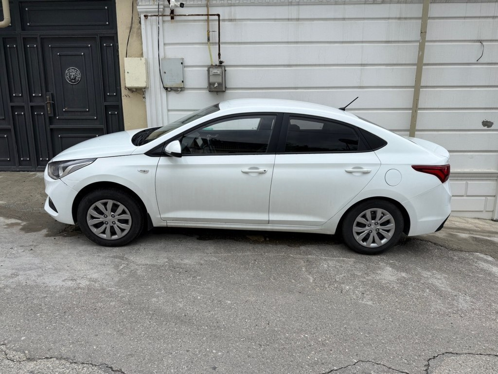 2019 Hyundai Accent, 1.6L, 125000km - Image 3