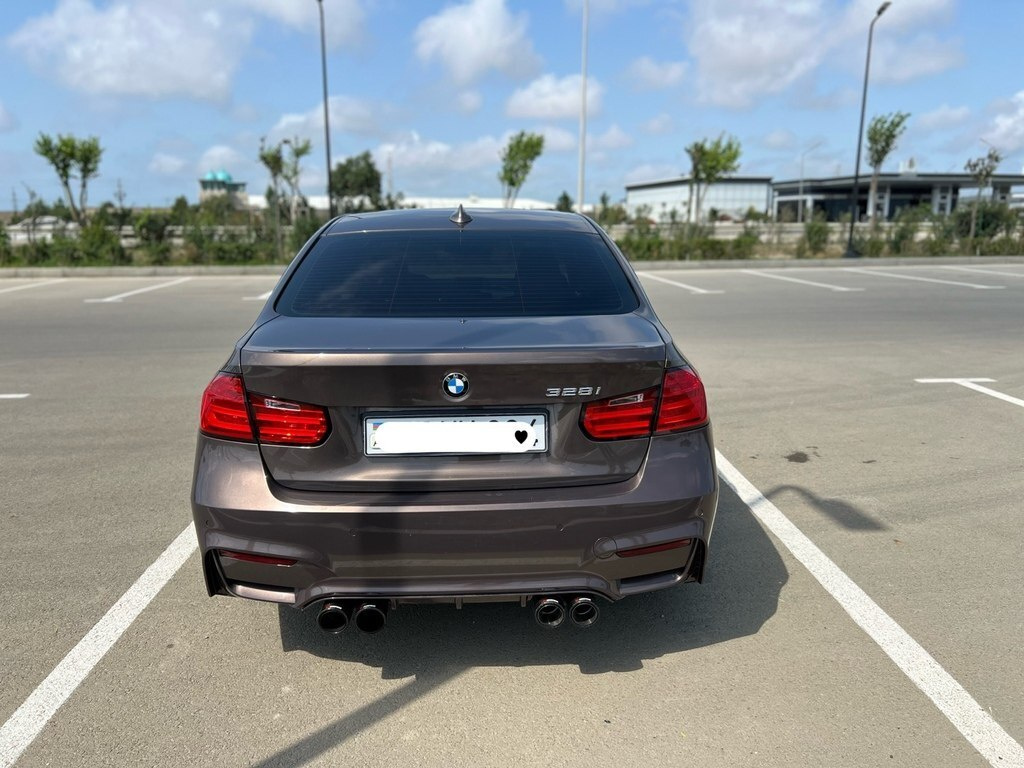 2012 BMW 328, 2.0L, 283000km - Image 2