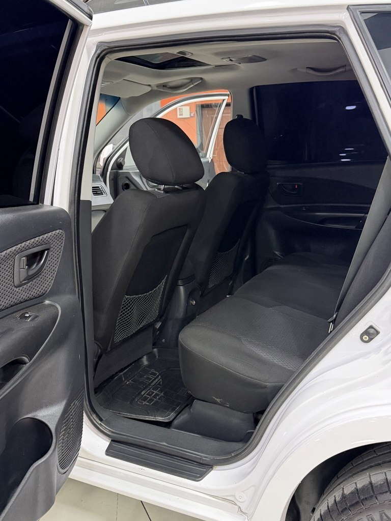2008 Hyundai Tucson, 2.0L, 329000km - Image 13