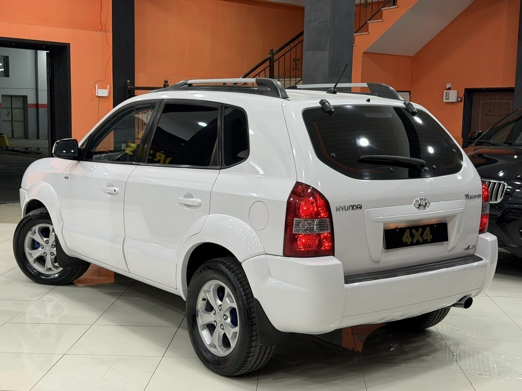 2008 Hyundai Tucson, 2.0L, 329000km - Image 8