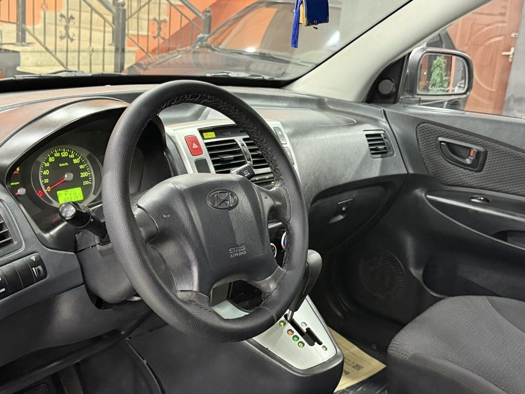 2008 Hyundai Tucson, 2.0L, 329000km - Image 9