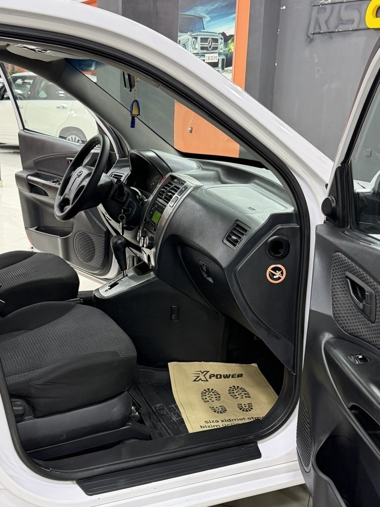 2008 Hyundai Tucson, 2.0L, 329000km - Image 10