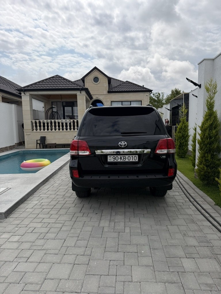2010 Toyota Land Cruiser, 4.7L, 176000km - Image 2