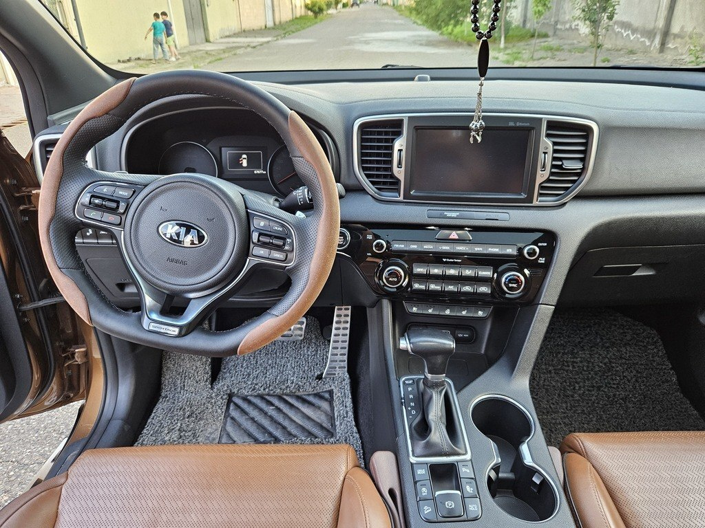 2016 Kia Sportage, 2.0L, 180000km - Image 4