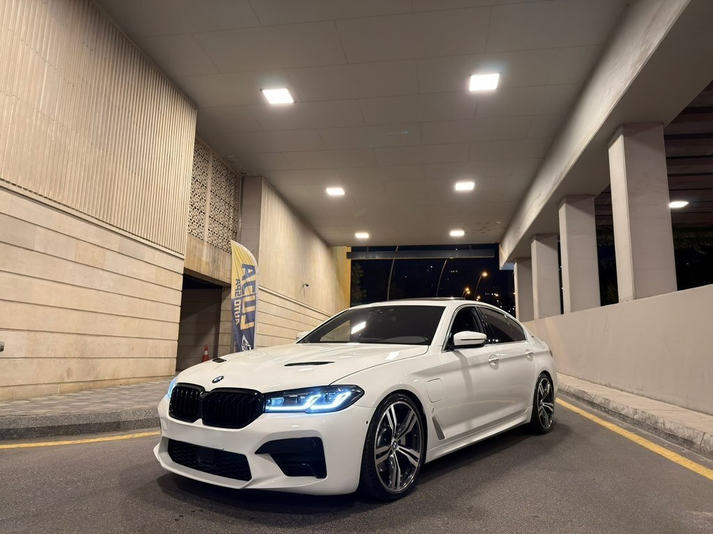 2018 BMW 530e, 2.0L, 94400km - Image 1