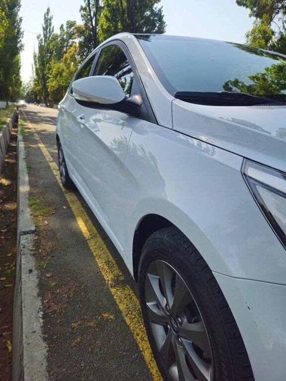 2017 Hyundai Accent, 1.4L, 208000km - Image 3