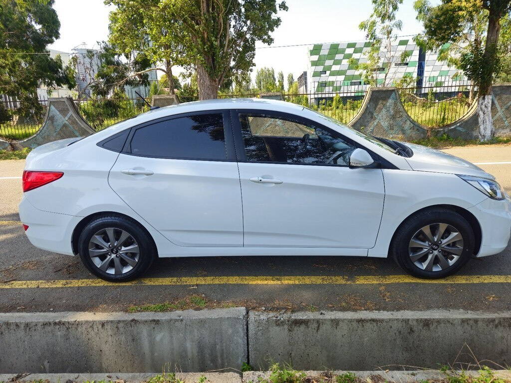 2017 Hyundai Accent, 1.4L, 208000km - Image 5