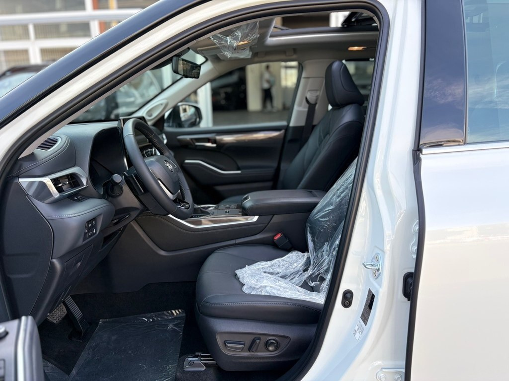 2025 Toyota Highlander, 2.5L, 1453km - Image 5