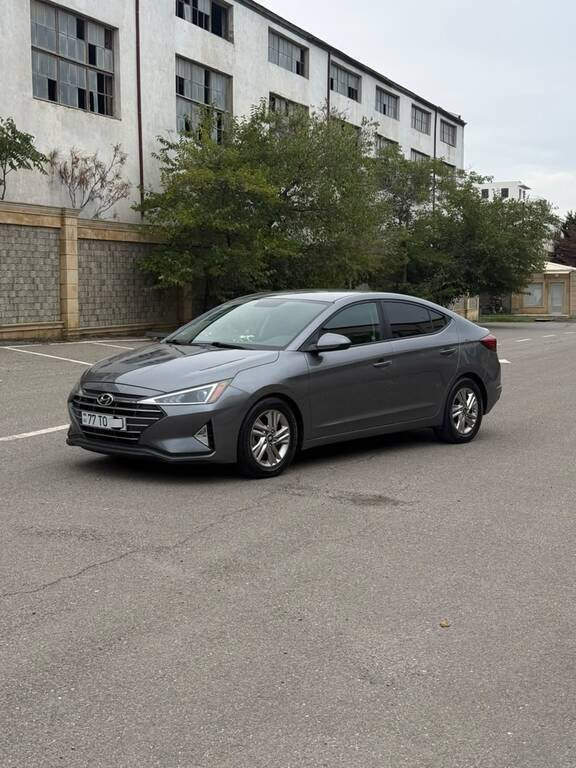 2018 Hyundai Elantra, 2.0L, 75000km - Image 1