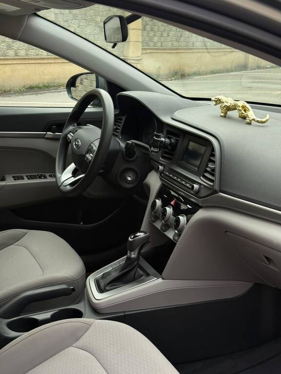 2018 Hyundai Elantra, 2.0L, 75000km - Image 2