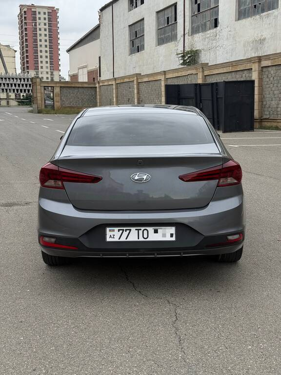 2018 Hyundai Elantra, 2.0L, 75000km - Image 12