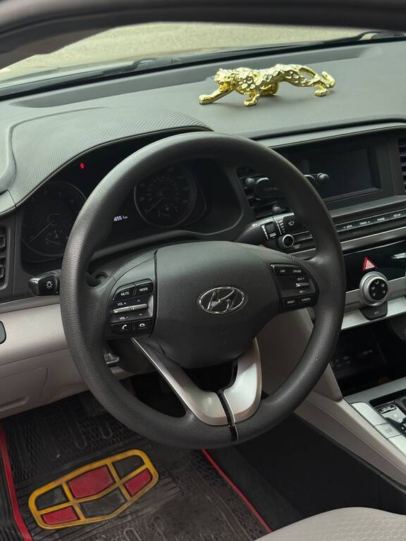 2018 Hyundai Elantra, 2.0L, 75000km - Image 4