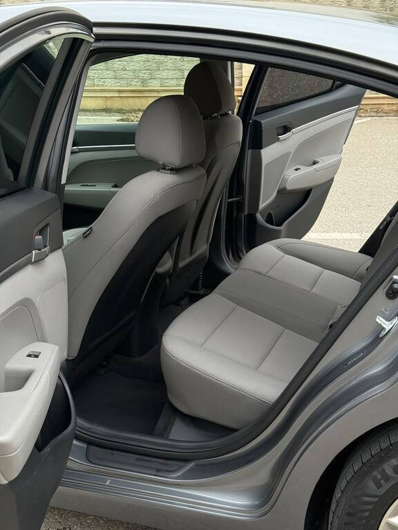 2018 Hyundai Elantra, 2.0L, 75000km - Image 6