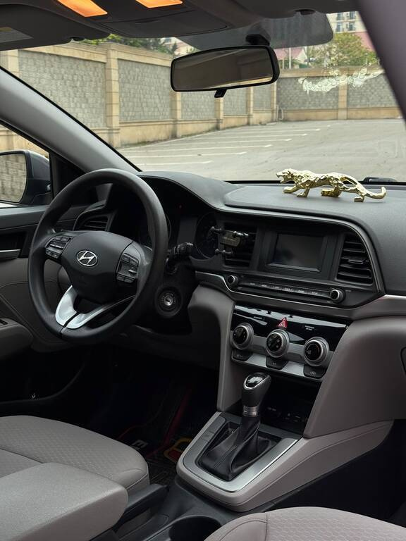 2018 Hyundai Elantra, 2.0L, 75000km - Image 7