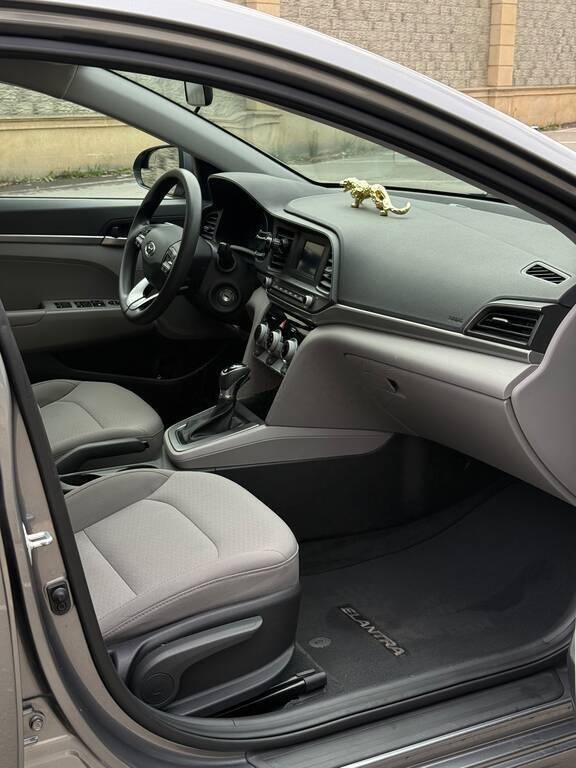 2018 Hyundai Elantra, 2.0L, 75000km - Image 8