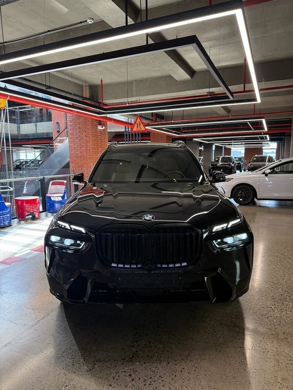 2023 BMW X7, 3.0L, 24706km - Image 8