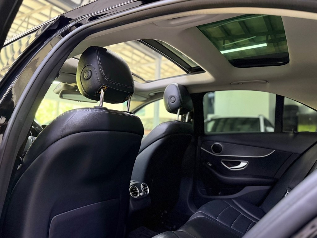 2017 Mercedes C 300, 2.0L, 142000km - Image 13