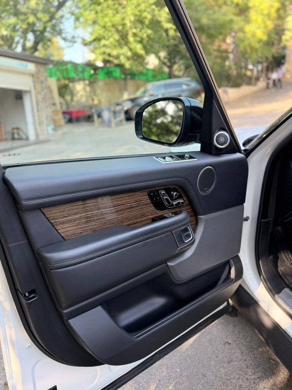 2018 Land Rover Range Rover, 3.0L, 41500km - Image 8