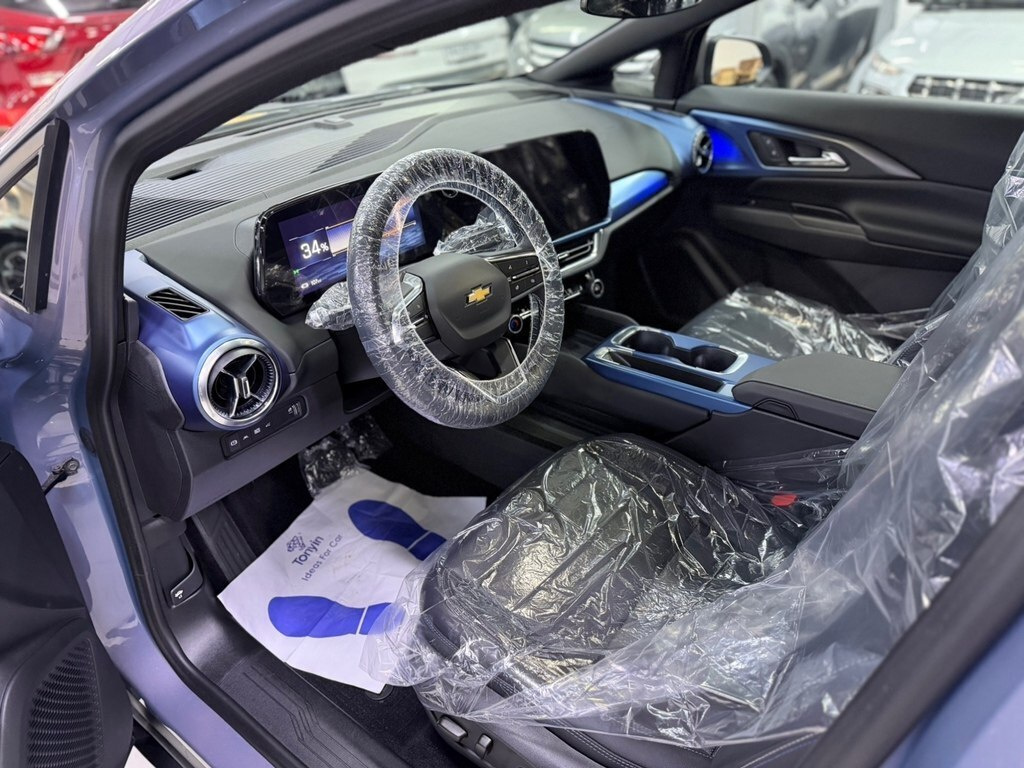 2025 Chevrolet Equinox EV, 0.0L, 3500km - Image 8