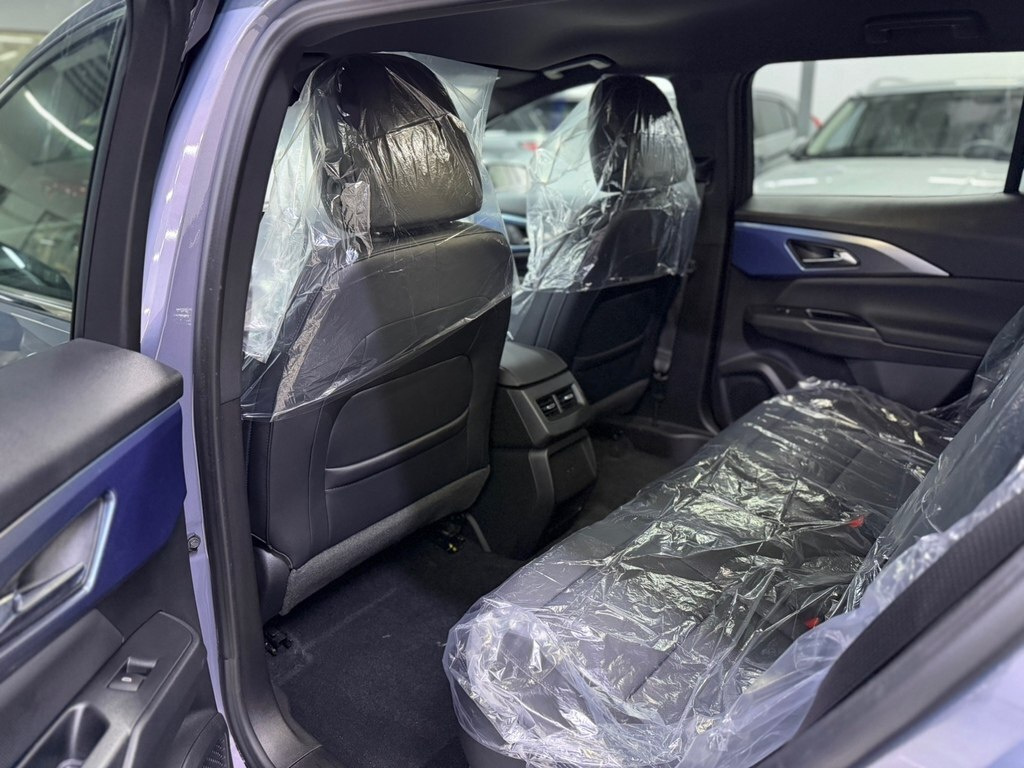 2025 Chevrolet Equinox EV, 0.0L, 3500km - Image 10