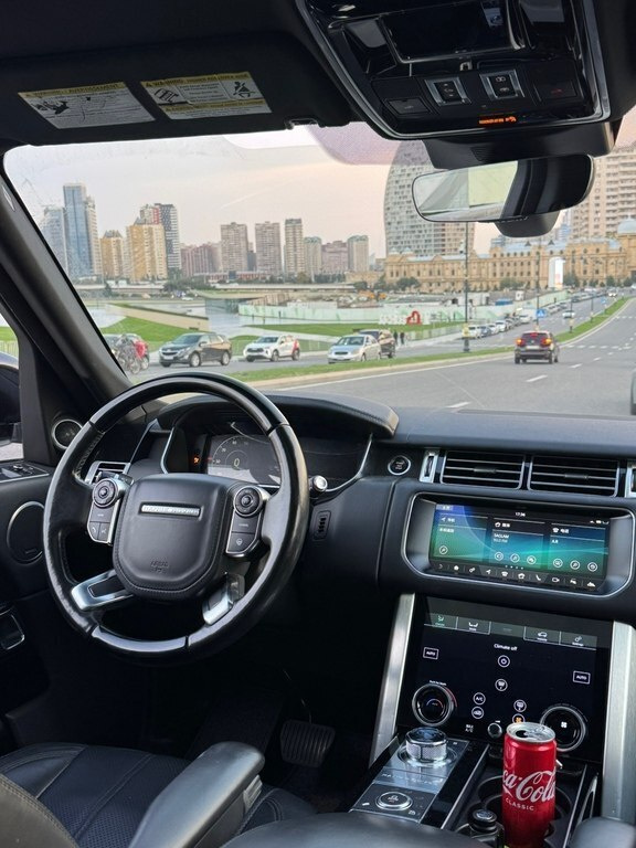 2017 Land Rover Range Rover, 3.0L, 90500km - Image 13