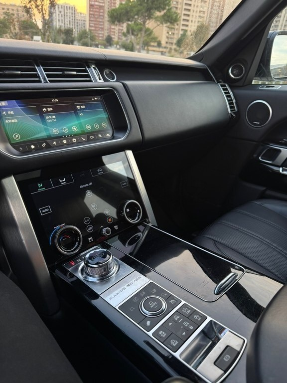 2017 Land Rover Range Rover, 3.0L, 90500km - Image 14