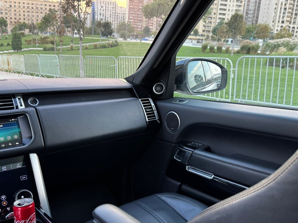 2017 Land Rover Range Rover, 3.0L, 90500km - Image 16