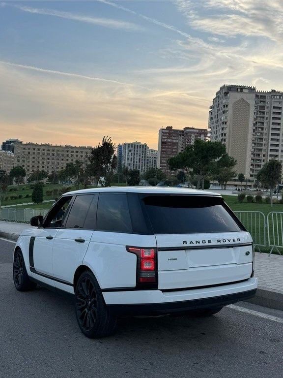 2017 Land Rover Range Rover, 3.0L, 90500km - Image 5