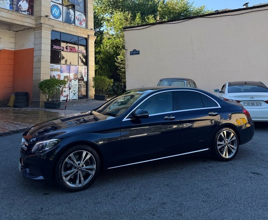 2018 Mercedes C 300, 2.0L, 117000km - Image 1