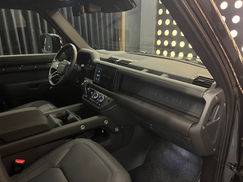 2025 Land Rover Defender, 2.0L, 4000km - Image 11