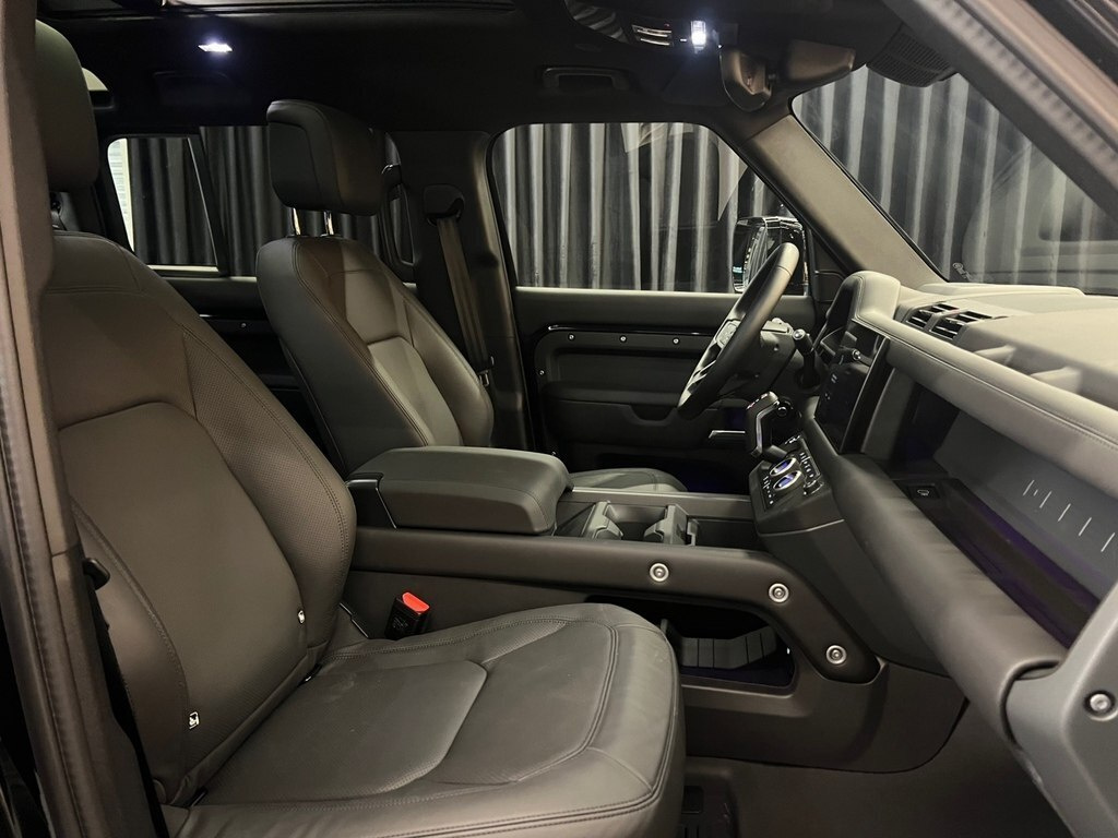 2025 Land Rover Defender, 2.0L, 4000km - Image 12