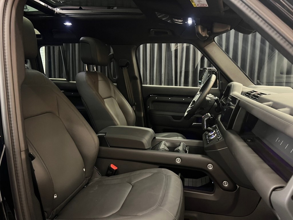 2025 Land Rover Defender, 2.0L, 4000km - Image 13