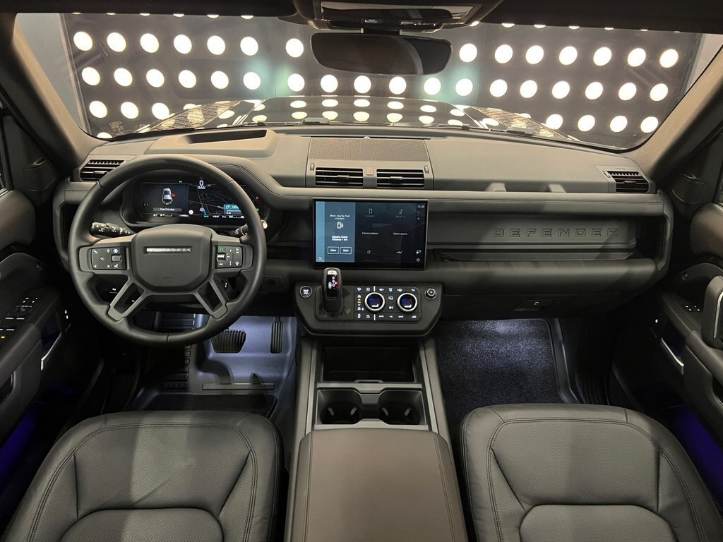 2025 Land Rover Defender, 2.0L, 4000km - Image 14