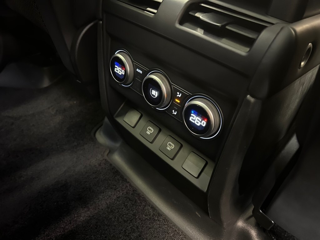 2025 Land Rover Defender, 2.0L, 4000km - Image 15