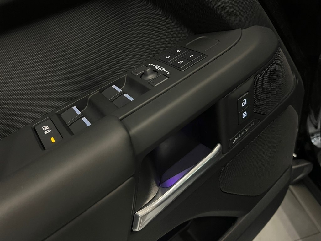 2025 Land Rover Defender, 2.0L, 4000km - Image 16