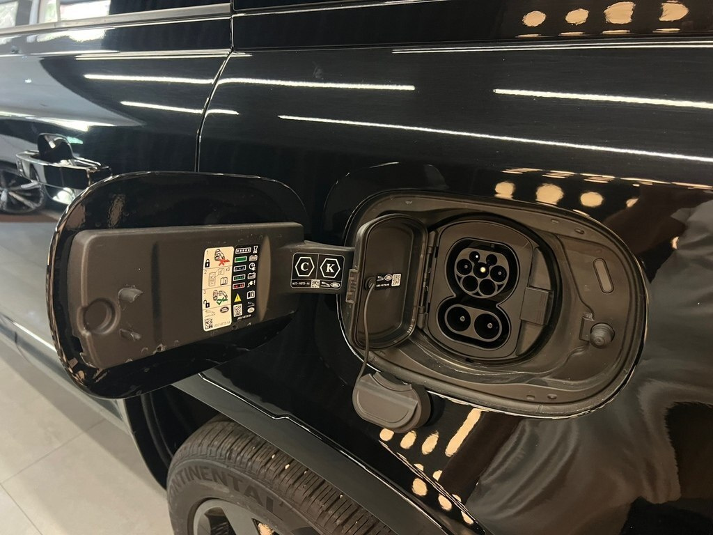2025 Land Rover Defender, 2.0L, 4000km - Image 21