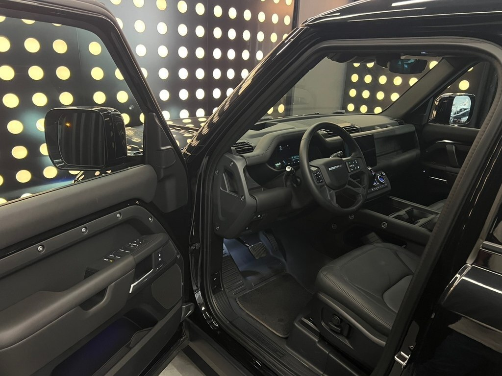 2025 Land Rover Defender, 2.0L, 4000km - Image 7