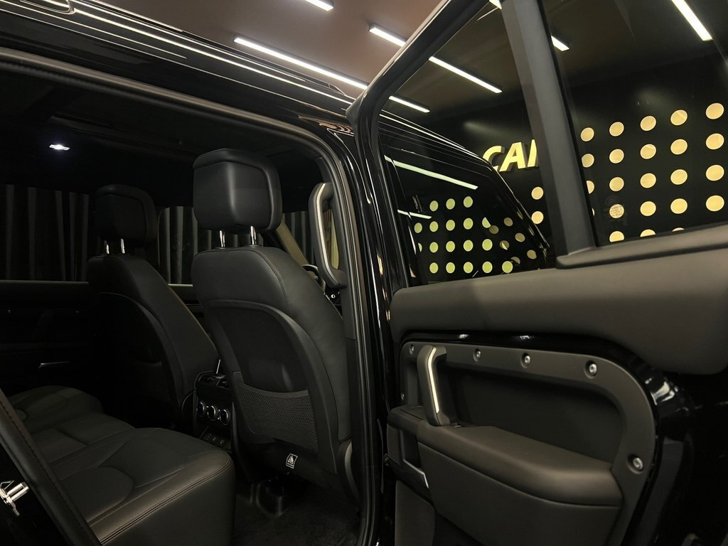 2025 Land Rover Defender, 2.0L, 4000km - Image 8