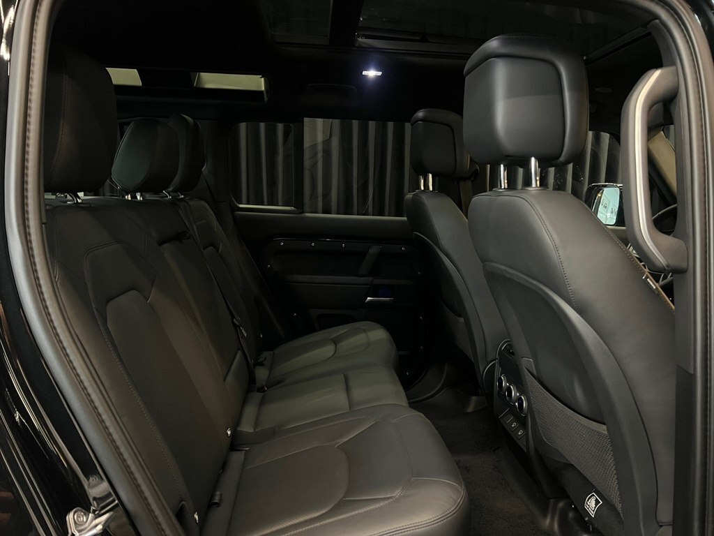 2025 Land Rover Defender, 2.0L, 4000km - Image 9