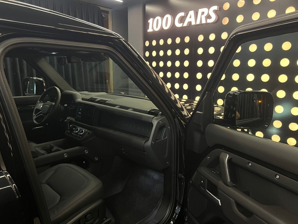 2025 Land Rover Defender, 2.0L, 4000km - Image 10