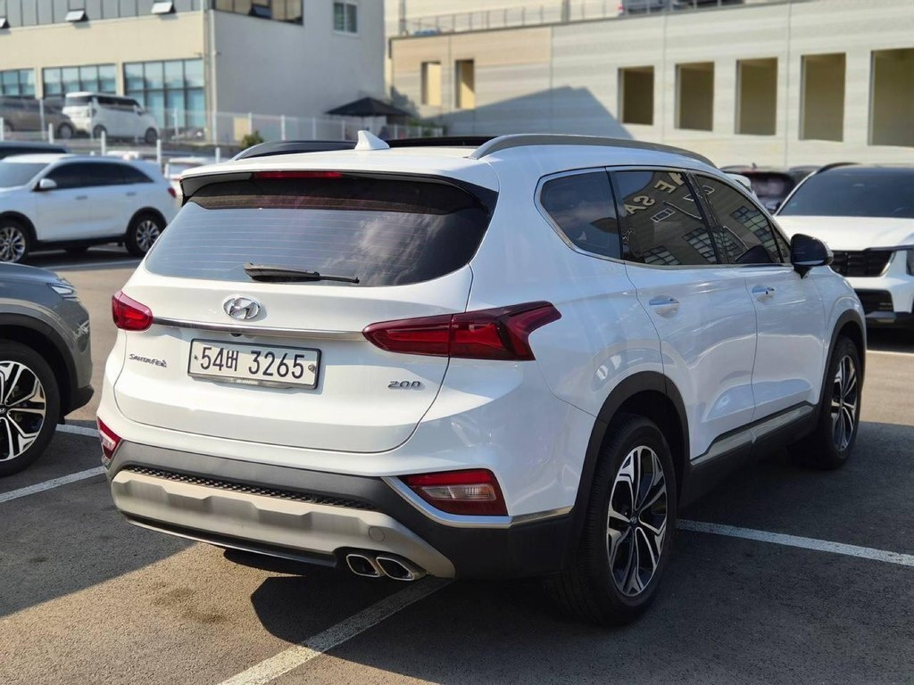 2018 Hyundai Santa Fe, 2.0L, 77400km - Image 2