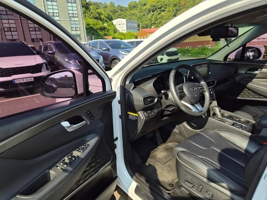 2018 Hyundai Santa Fe, 2.0L, 77400km - Image 5