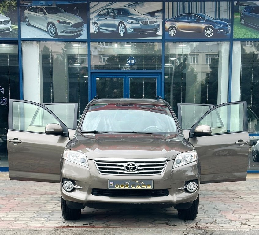 2012 Toyota RAV4, 2.0L, 190000km - Image 2