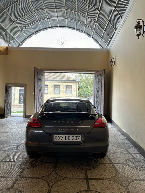 2012 Porsche Panamera Turbo S, 4.8L, 156000km - Image 2