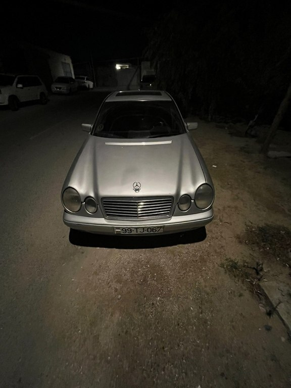 1995 Mercedes E 230, 2.3L, 794000km - Image 1