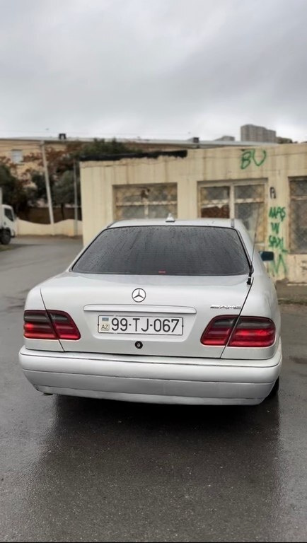 1995 Mercedes E 230, 2.3L, 794000km - Image 2