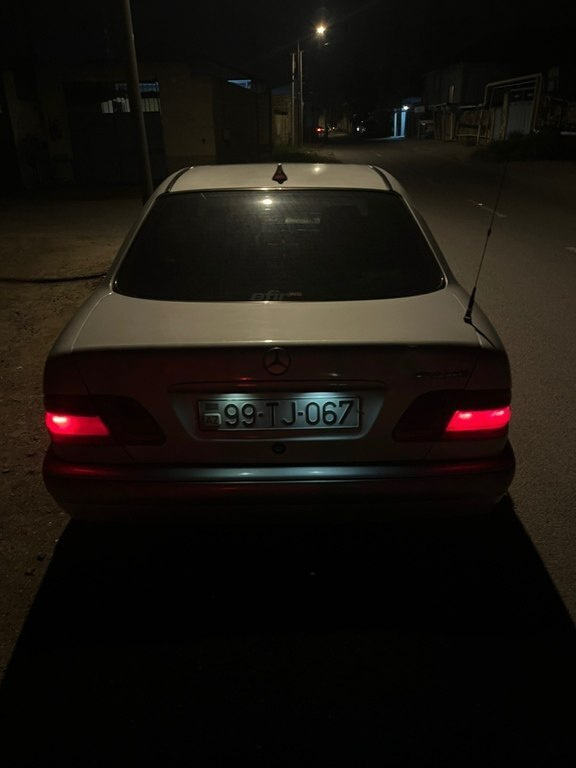 1995 Mercedes E 230, 2.3L, 794000km - Image 3