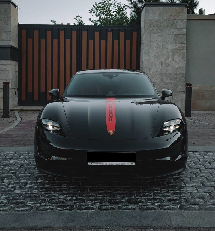 2021 Porsche Taycan, 0.0L, 84500km - Image 1