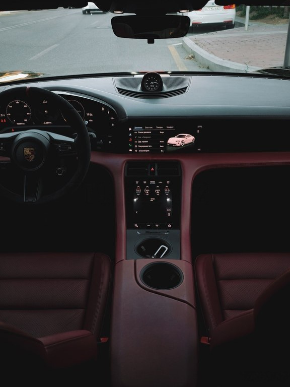 2021 Porsche Taycan, 0.0L, 84500km - Image 5