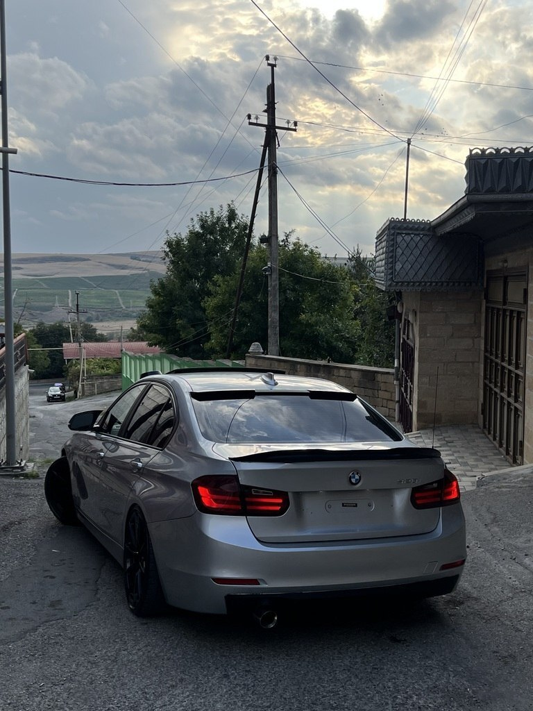 2015 BMW 330, 2.0L, 310000km - Image 2